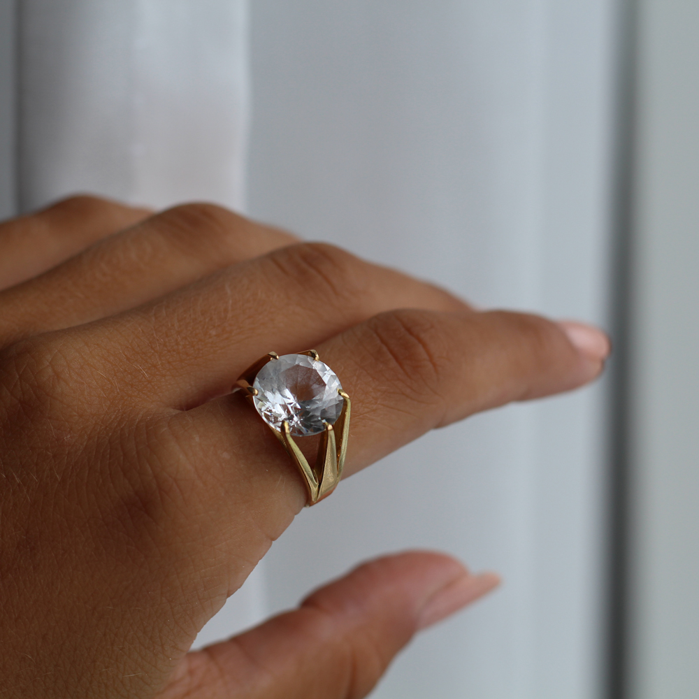 Guldring 18k med vit sten