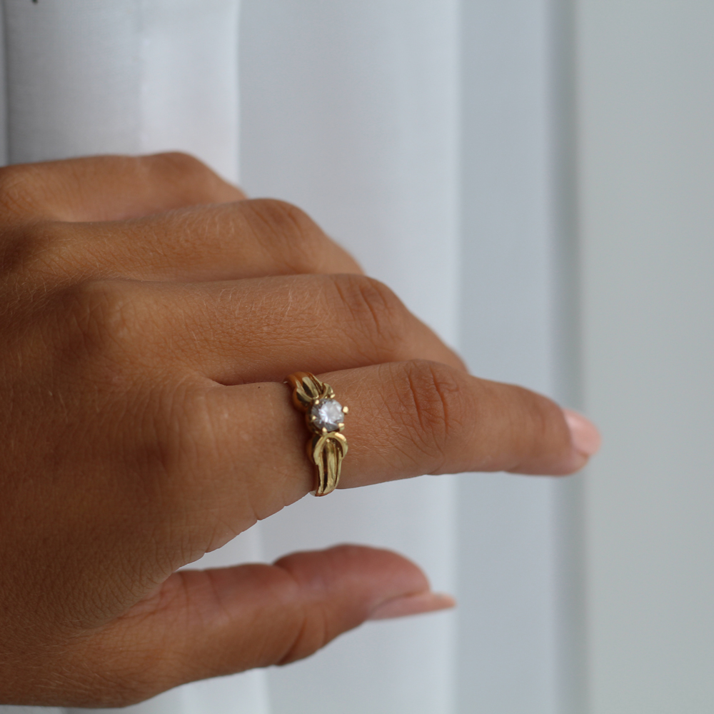 Guldring 18k med vit sten