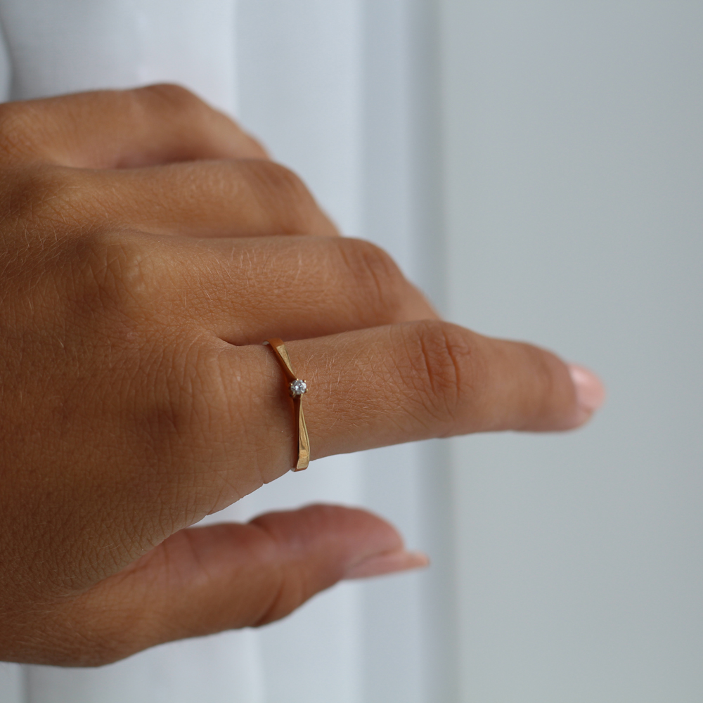 Guldring 18k med diamant 0,045ct