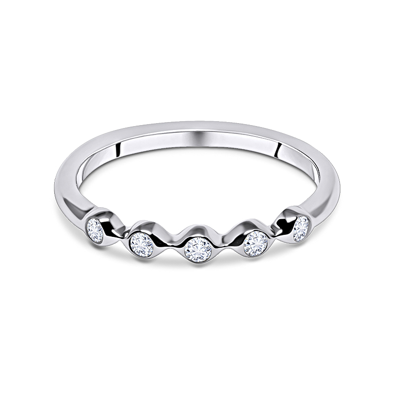 Five diamonds oval ring in white gold