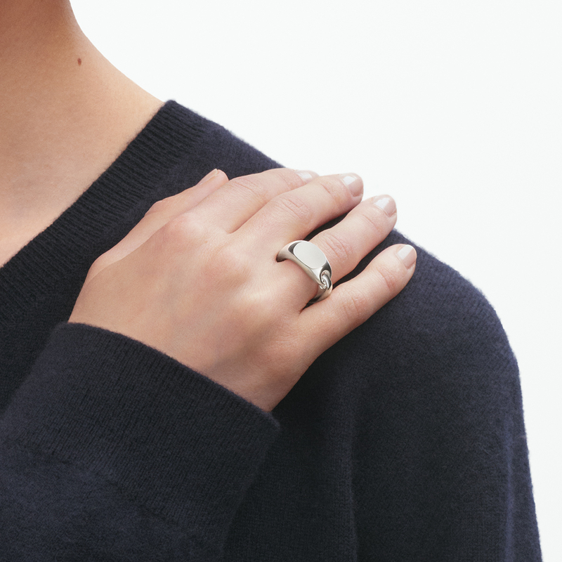 AW25_ECOM_ON-MODEL_REFLECT_SIGNET_RING_SILVER_48_20001297_Close-up