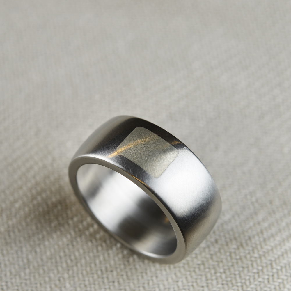 Ring i titan och silver
