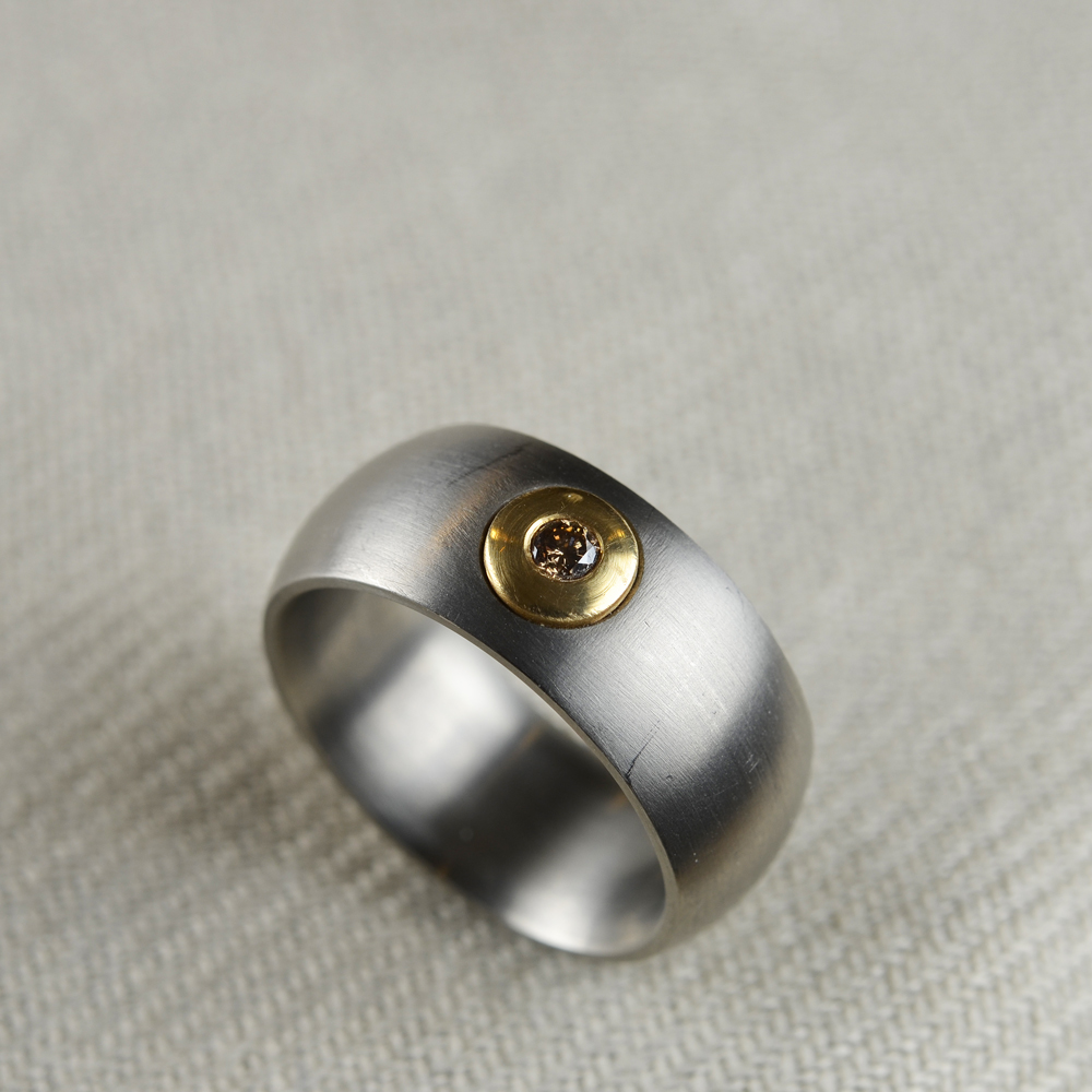Ring i titan, guld och diamant
