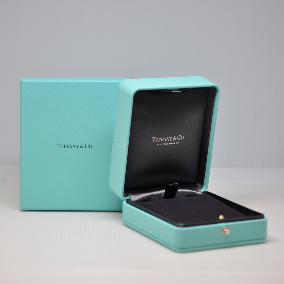 Tiffany-blue-neck